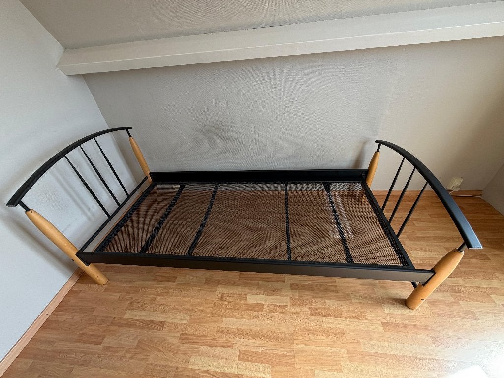 1-Persoons Bed excl. spiraalbodem (90x200)- uitstekend staat, Ophalen, Overige materialen, 90 cm, Eenpersoons