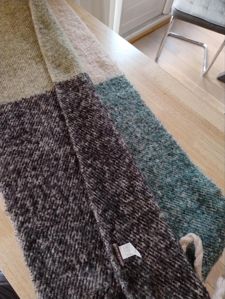 Mooie warme winter sjaal. Zo goed als nieuw., Kleding | Dames, Inspired by veritas, Ophalen, Zo goed als nieuw