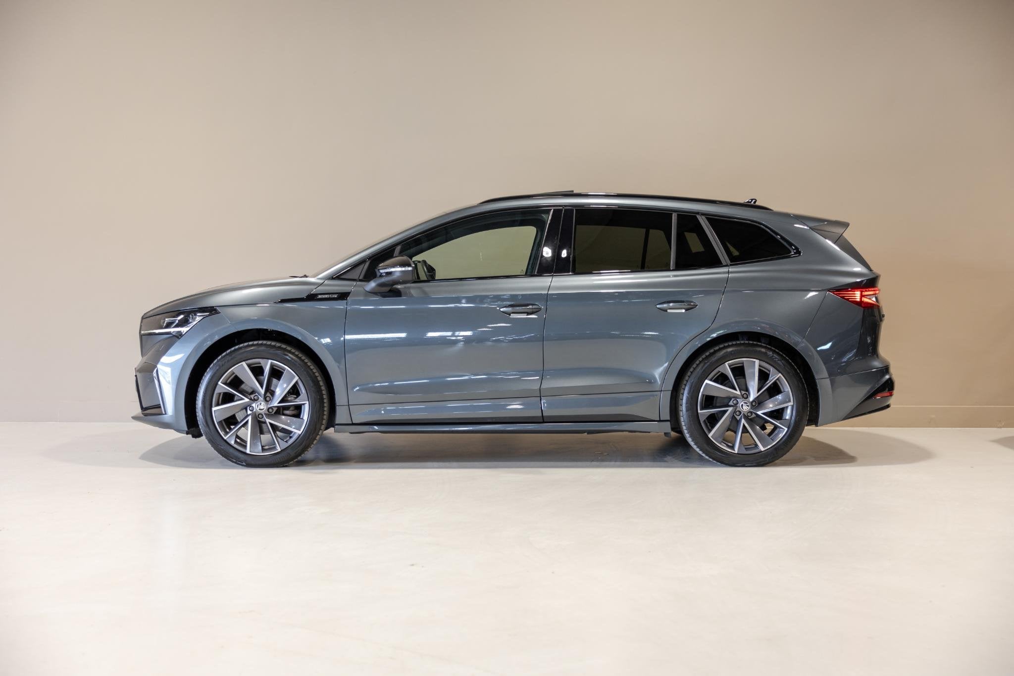 Skoda Enyaq iV 60 Founders Edition Black Sportline SoH 92% /, Auto's, Skoda, Automaat, Gebruikt, Huisgarantie, 179 pk