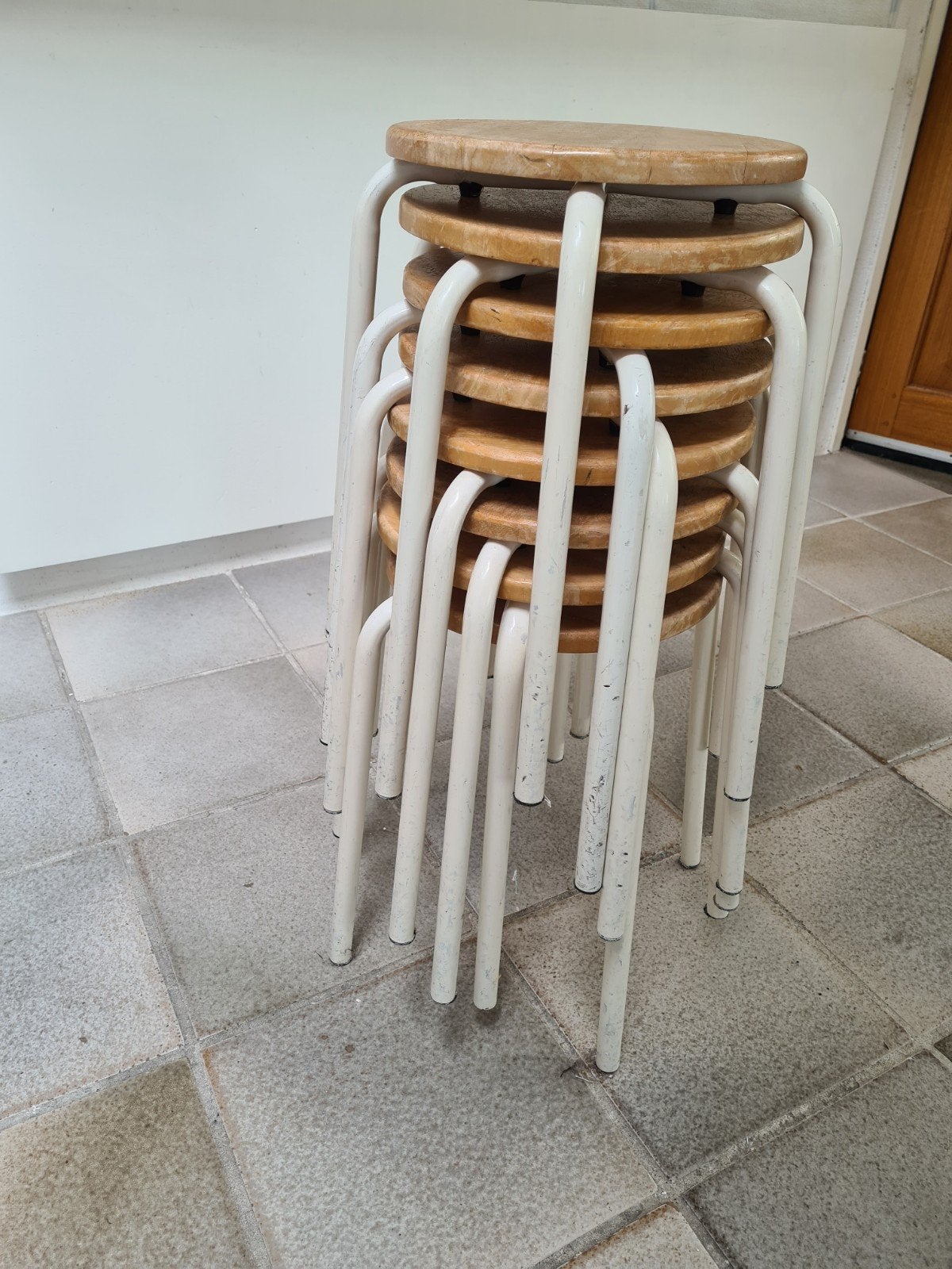 10 Stapelbare Krukken met Houten Zitting en Metalen Poten, Huis en Inrichting, Ophalen, Gebruikt, Hout
