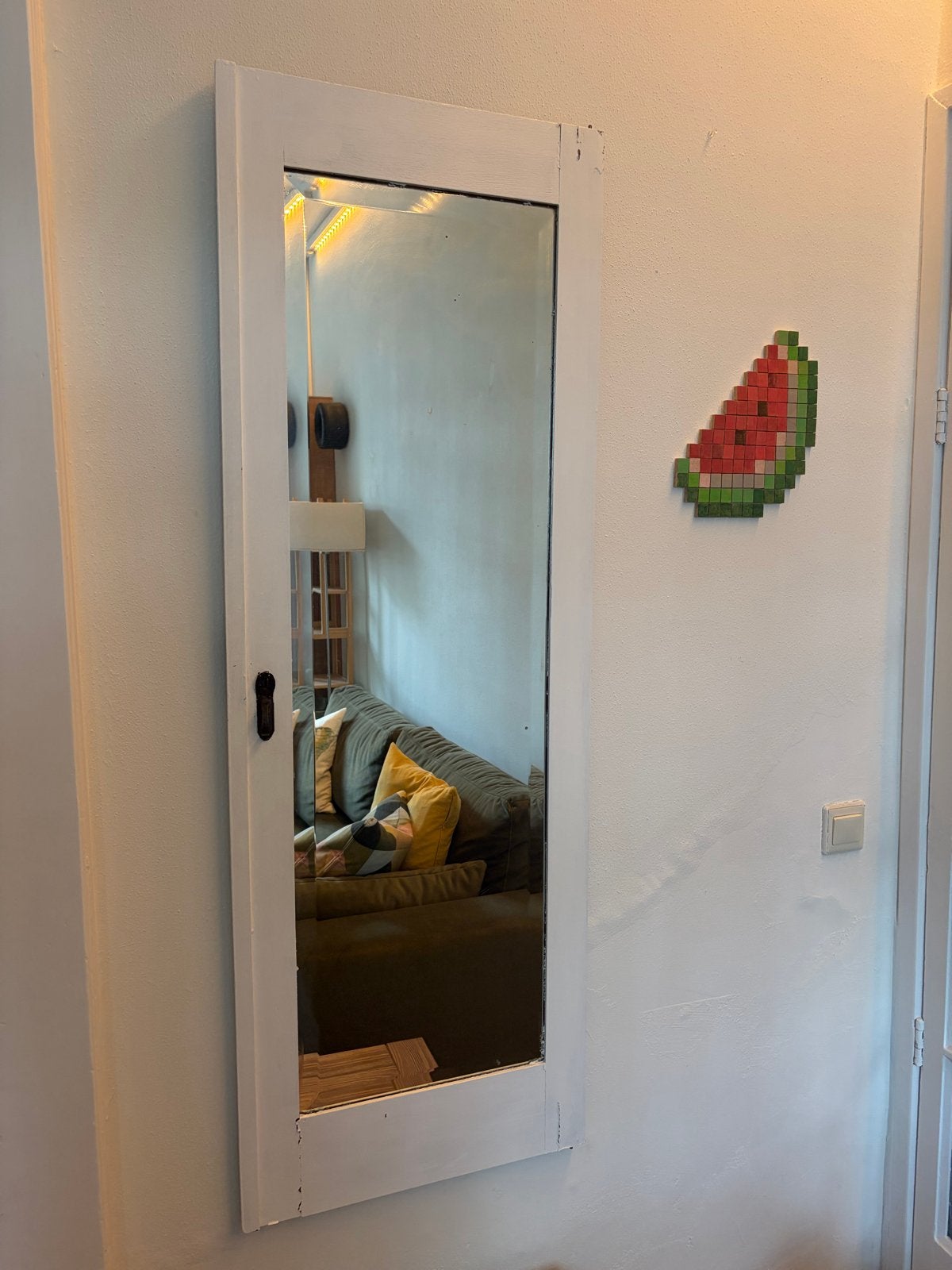 Vintage muurspiegel met dempend hangsysteem - 140x50 cm, Gebruikt, 100 tot 150 cm, Ophalen of Verzenden, Rechthoekig