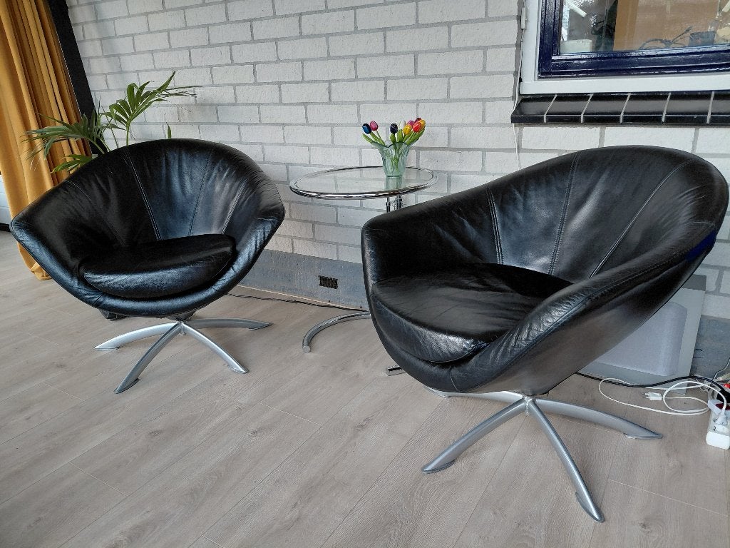 Twee zwarte clubfauteuils, Ophalen, 75 tot 100 cm, 50 tot 75 cm