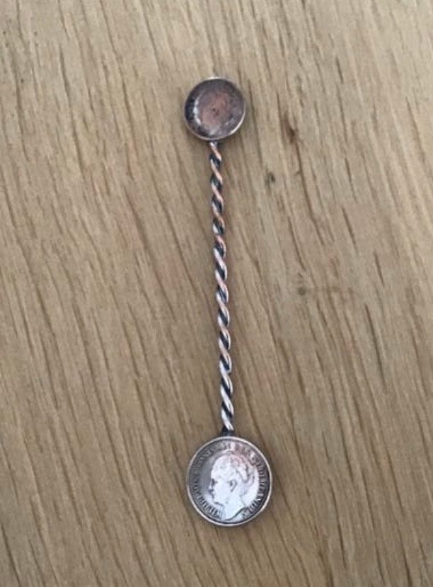 Lepeltje met Wilhelmina munten - 10 cent 1930 & 25 cent 1941, Ophalen of Verzenden