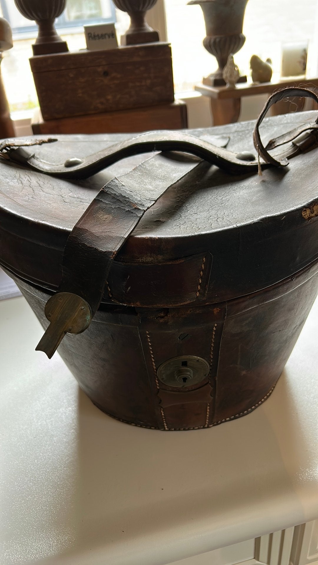 Oude mooie leren hoedendoos doorleefd, Ophalen of Verzenden