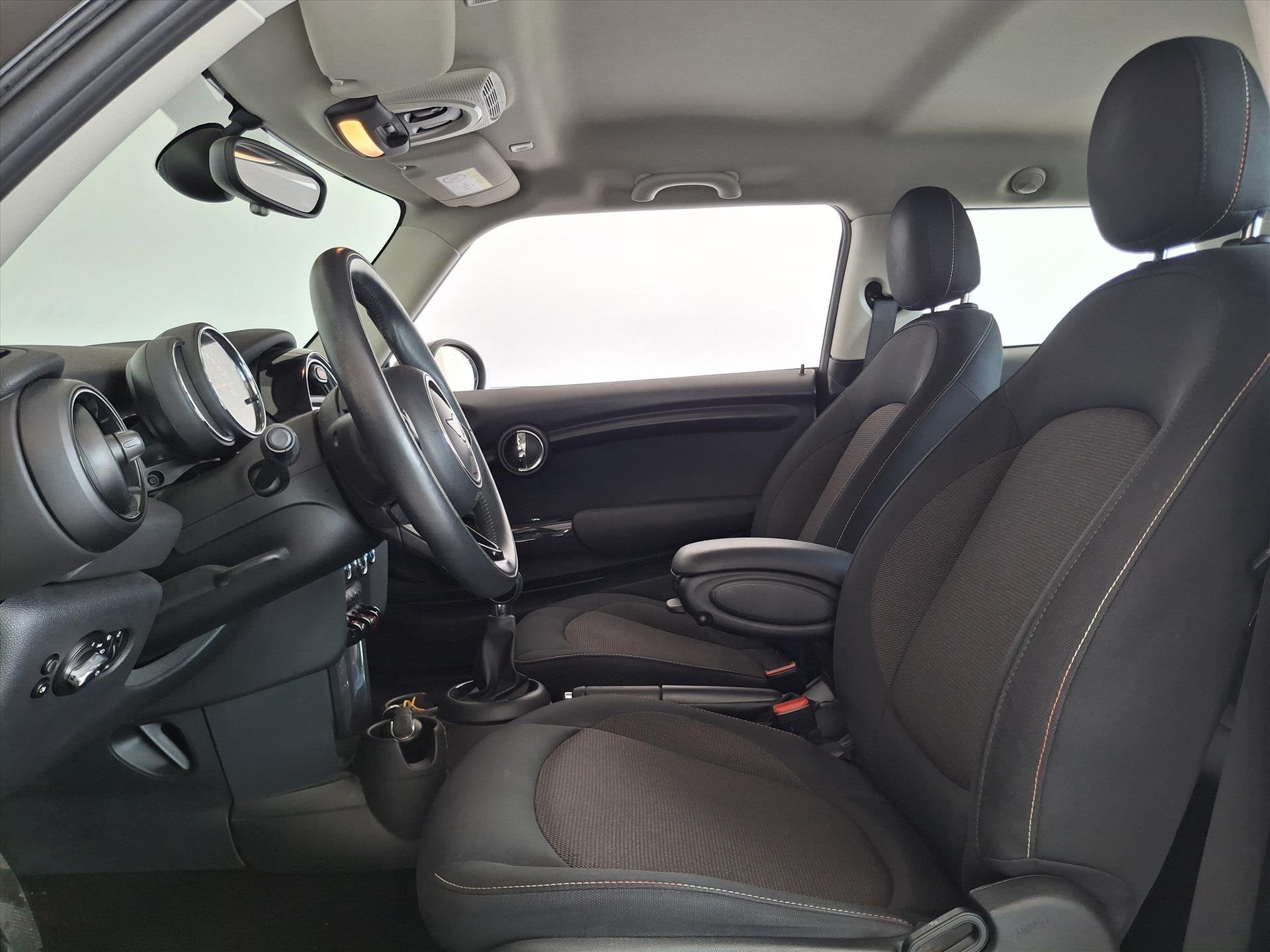 Mini Cooper 1.5 136pk APPLE CARPLAY NAVI AIRCO BLUETOOTH, 136 pk, Gebruikt, 4 stoelen, Bedrijf