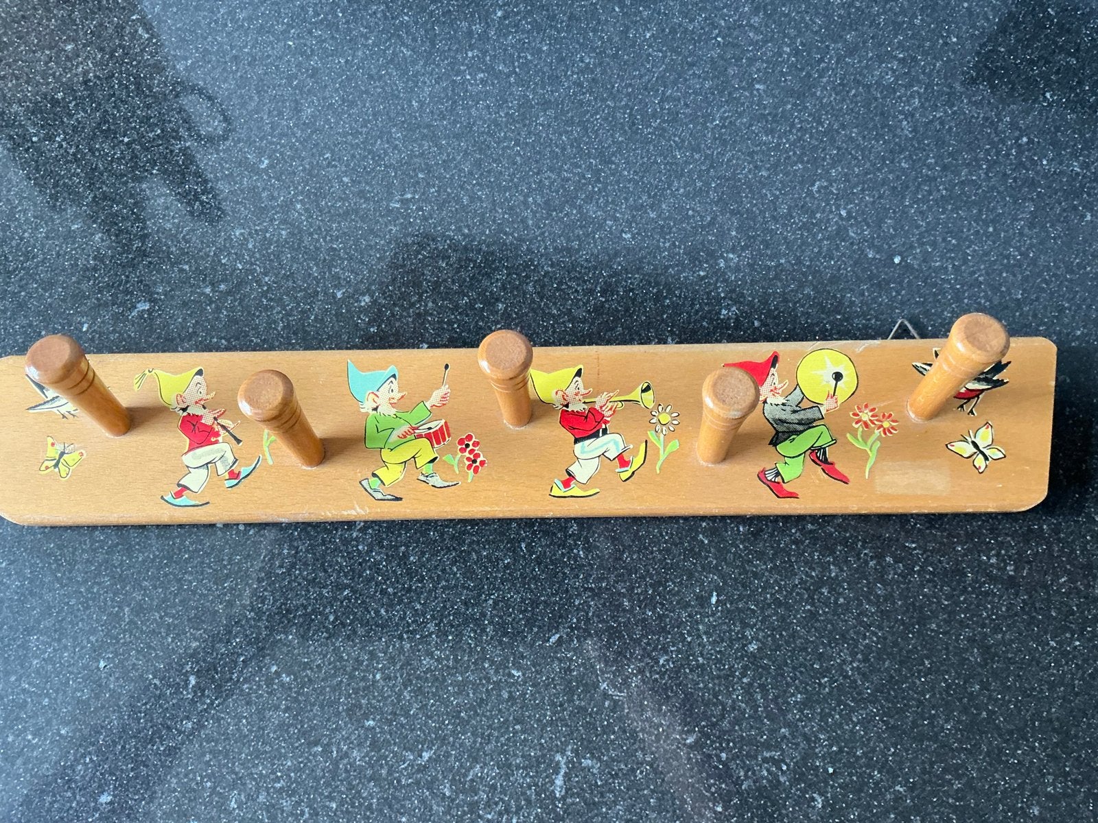Vintage Kinderkapstok met Kabouters - Hout, Gebruikt, Ophalen of Verzenden, Minder dan 100 cm, Kinderkapstok