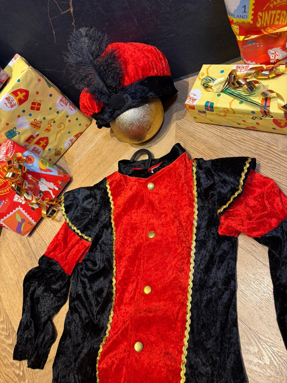 Pietenpak rood zwart maat 134 sinterklaas set nieuw, Diversen, Sinterklaas, Ophalen of Verzenden, Nieuw