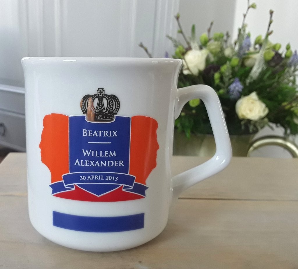Beker/mok Willem-Alexander - Beatrix (30 april 2013) - troon, Keramiek, Zo goed als nieuw, Overige stijlen, Mok