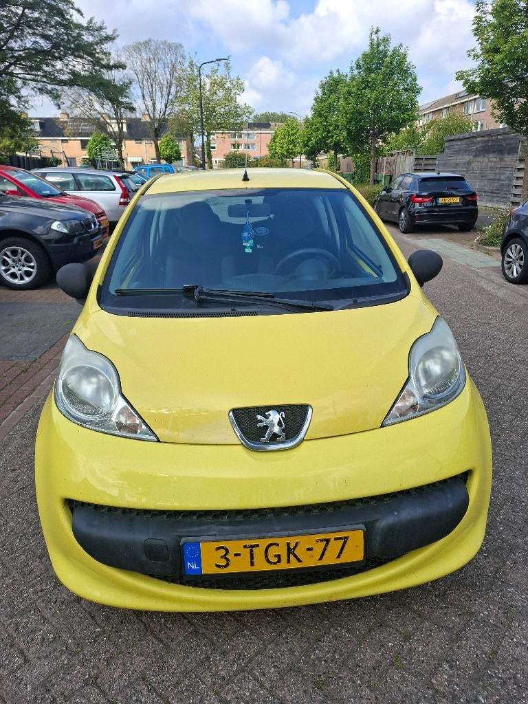 Peugeot 107 1.0 12V 3DR 2008 Geel, Voorwielaandrijving, 68 pk, Geel, Handgeschakeld