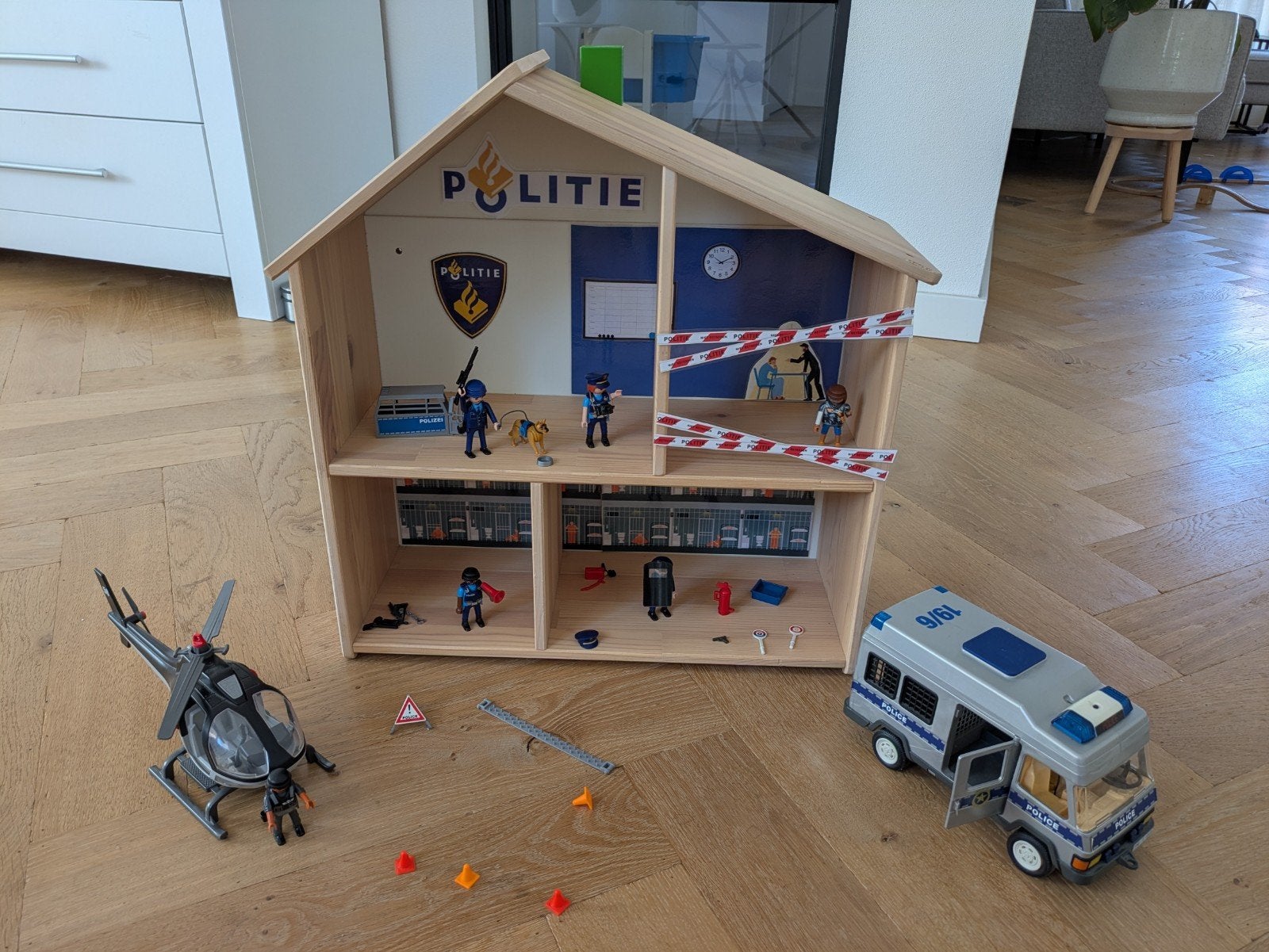 Ikea Poppenhuis omgetoverd tot Playmobil Politiebureau, Kinderen en Baby's, Speelgoed | Poppenhuizen, Ophalen, Zo goed als nieuw