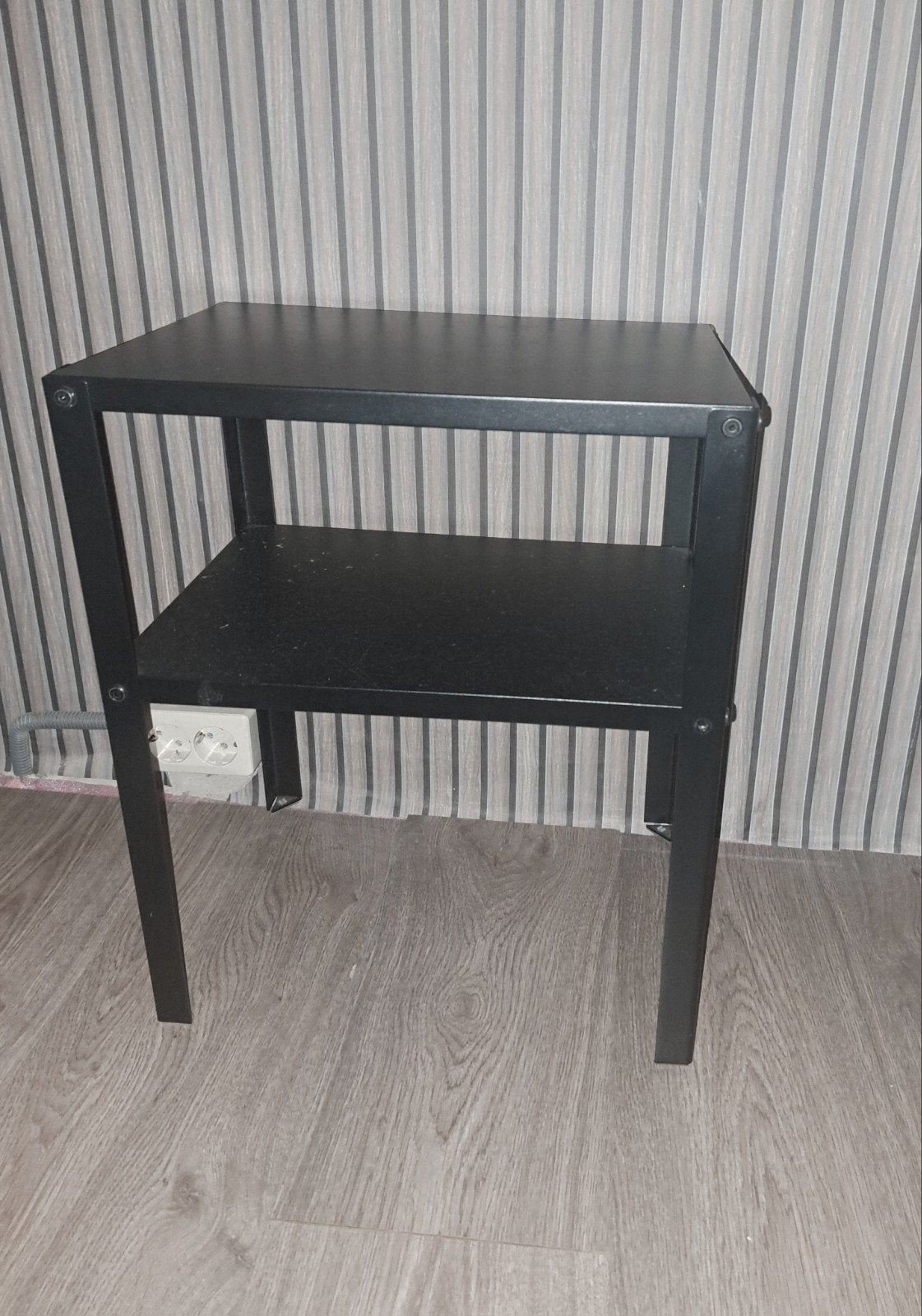 Twee zwart metalen nachtkastjes van Ikea met twee planken, 45 tot 60 cm, Minder dan 55 cm, Modern, Industrieel, Metaal of Aluminium