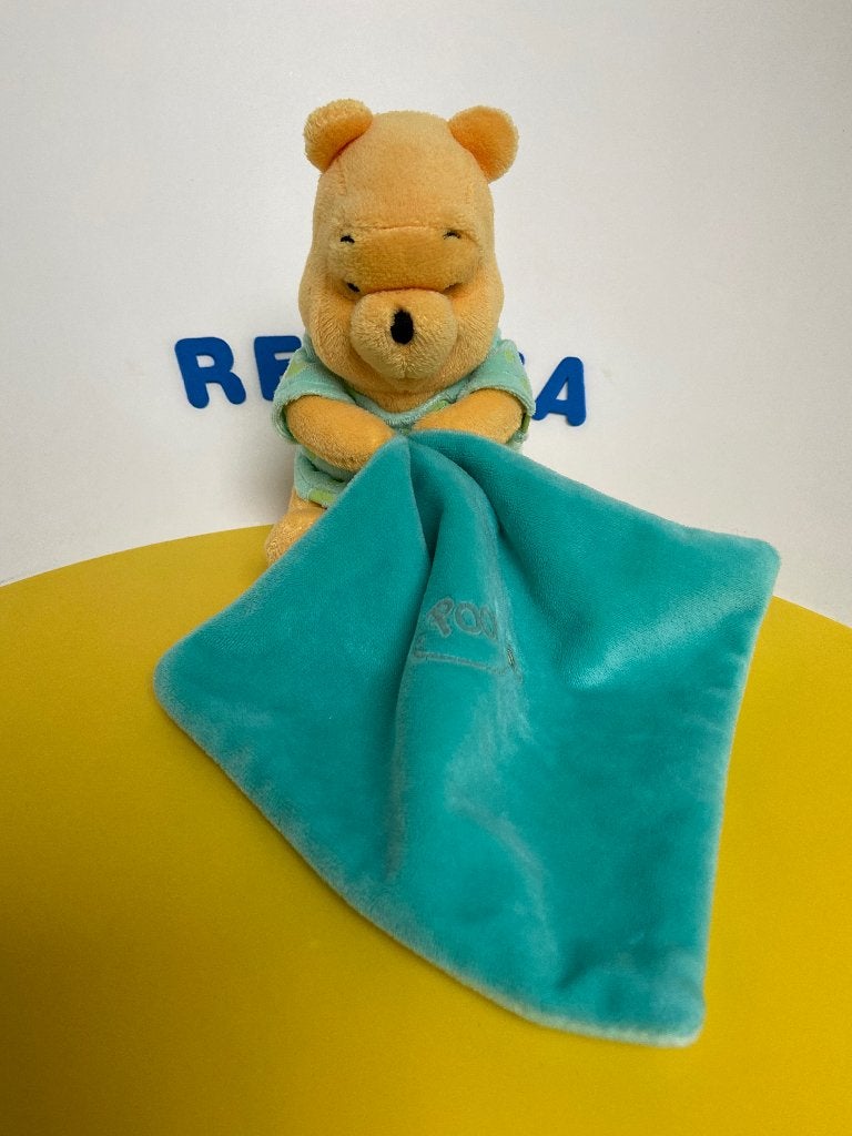 K2158 nicotoy Winnie de pooh met blauw doekje, Ophalen of Verzenden, Zo goed als nieuw, Overige typen