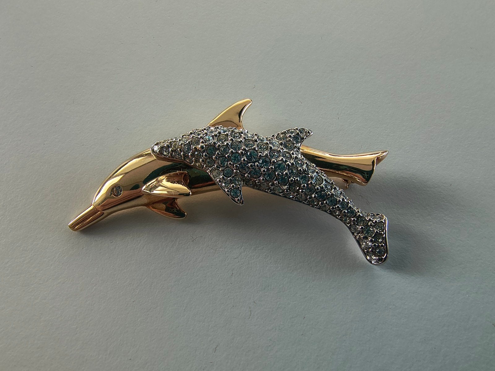 Swarovski dolfijnen broche, Verzamelen, Ophalen of Verzenden, Zo goed als nieuw, Sieraad of Horloge