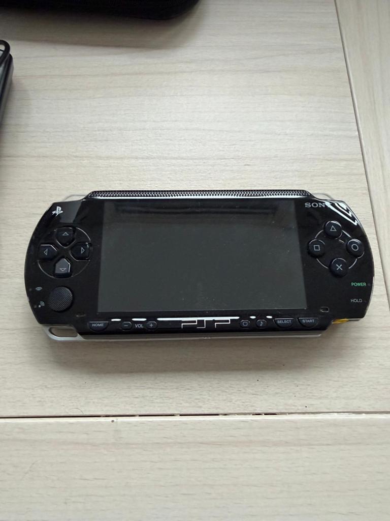 PSP 1000 (Phat versie) met 16 GB opslag, Spelcomputers en Games, Ophalen of Verzenden, Zo goed als nieuw, Zwart, PSP