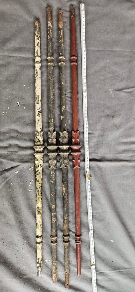 Diverse Gietijzeren Trapspijlen - 4 stuks, Antiek en Kunst, Curiosa en Brocante, Ophalen