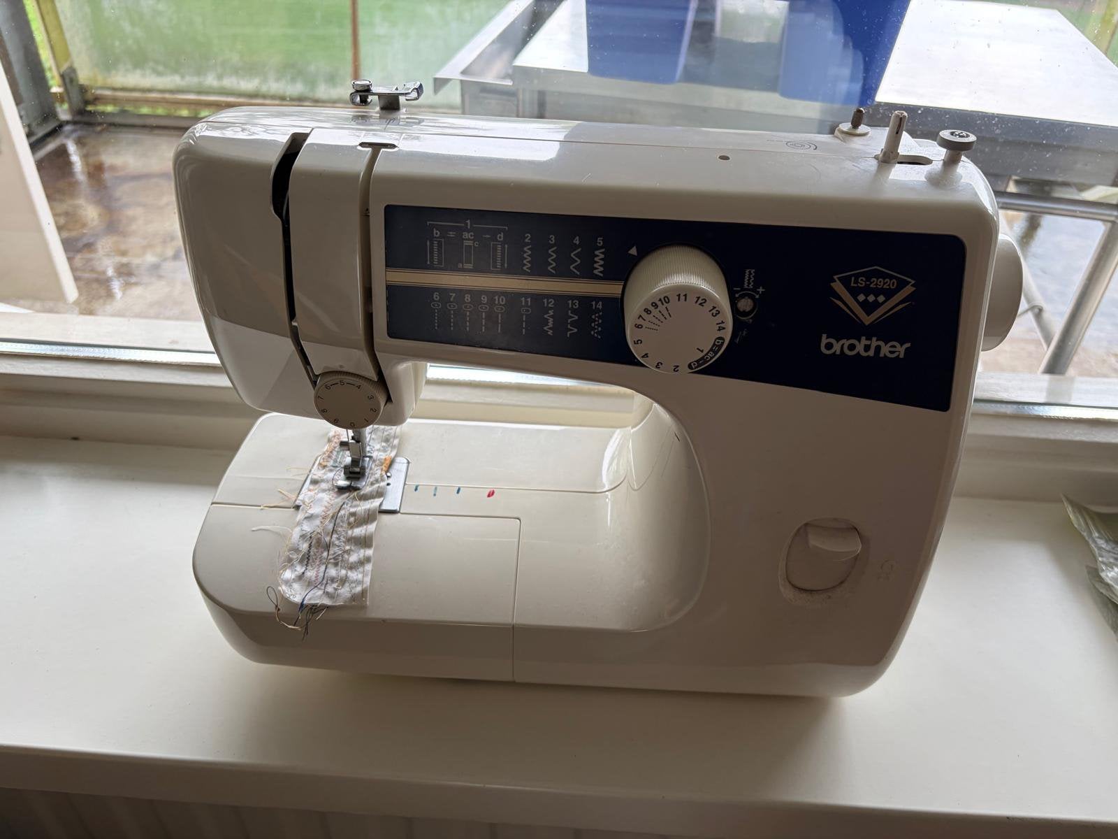 Brother LS-2920 naaimachine met handleiding - SNEL WEG!, Ophalen, Zo goed als nieuw, Naaimachine, Brother