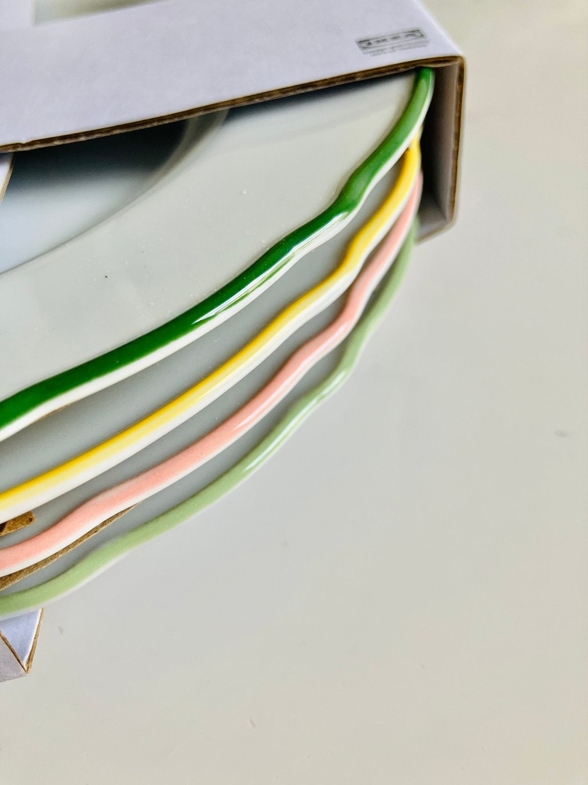 Ikea upplaga borden, Huis en Inrichting, Ophalen, Keramiek, Nieuw, Bord(en)
