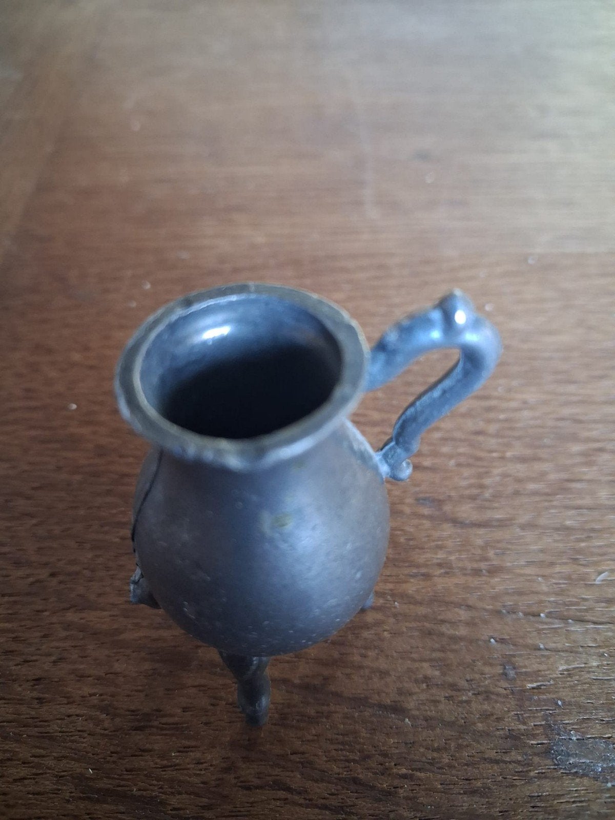 Antieke tinnen miniatuur pot met handvat en drie poten, Ophalen of Verzenden