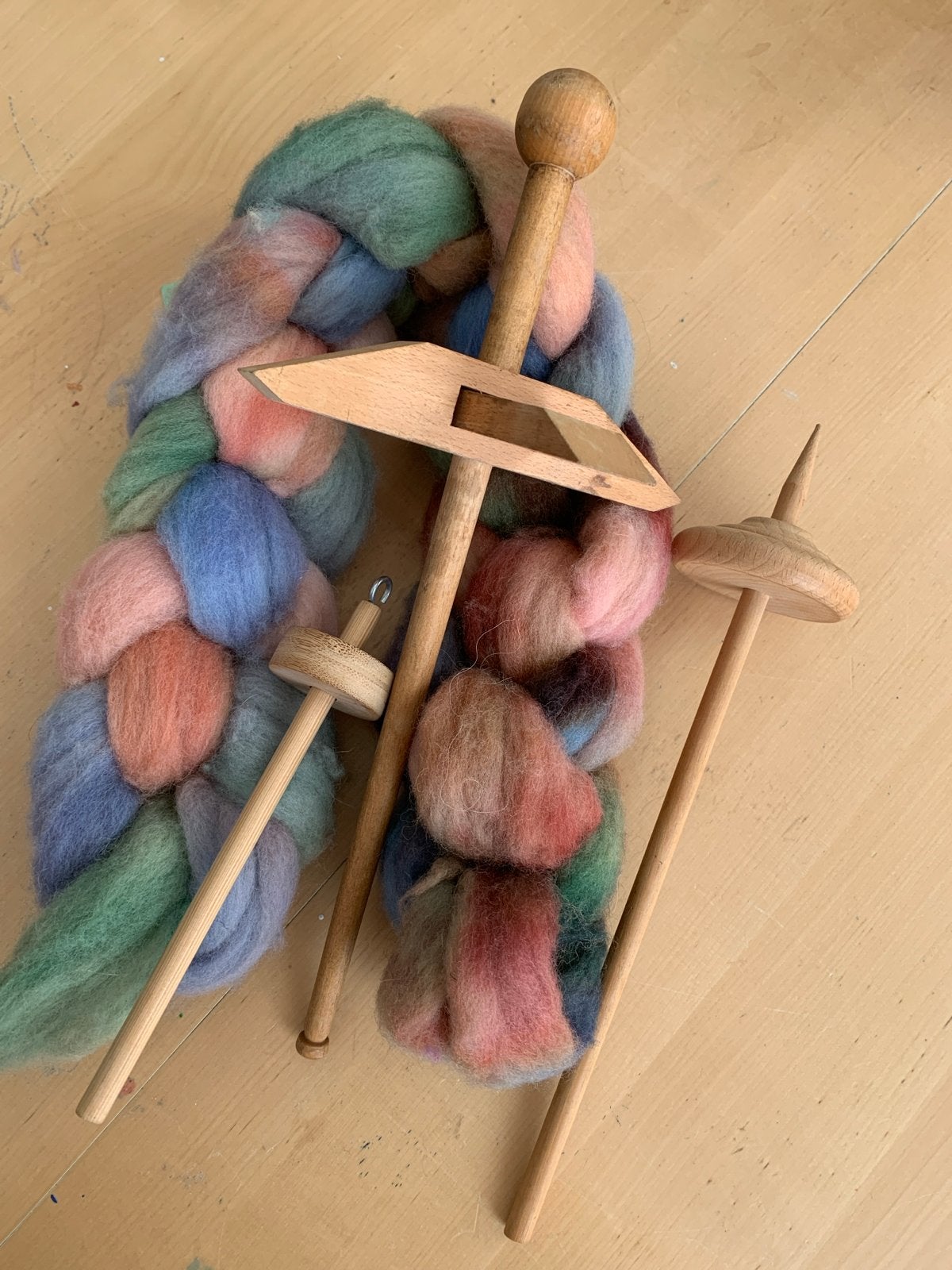 Drie spintollen met lontwol, Hobby en Vrije tijd, Spinnewielen en Spinnen, Ophalen of Verzenden, Zo goed als nieuw, Onderdelen en Toebehoren