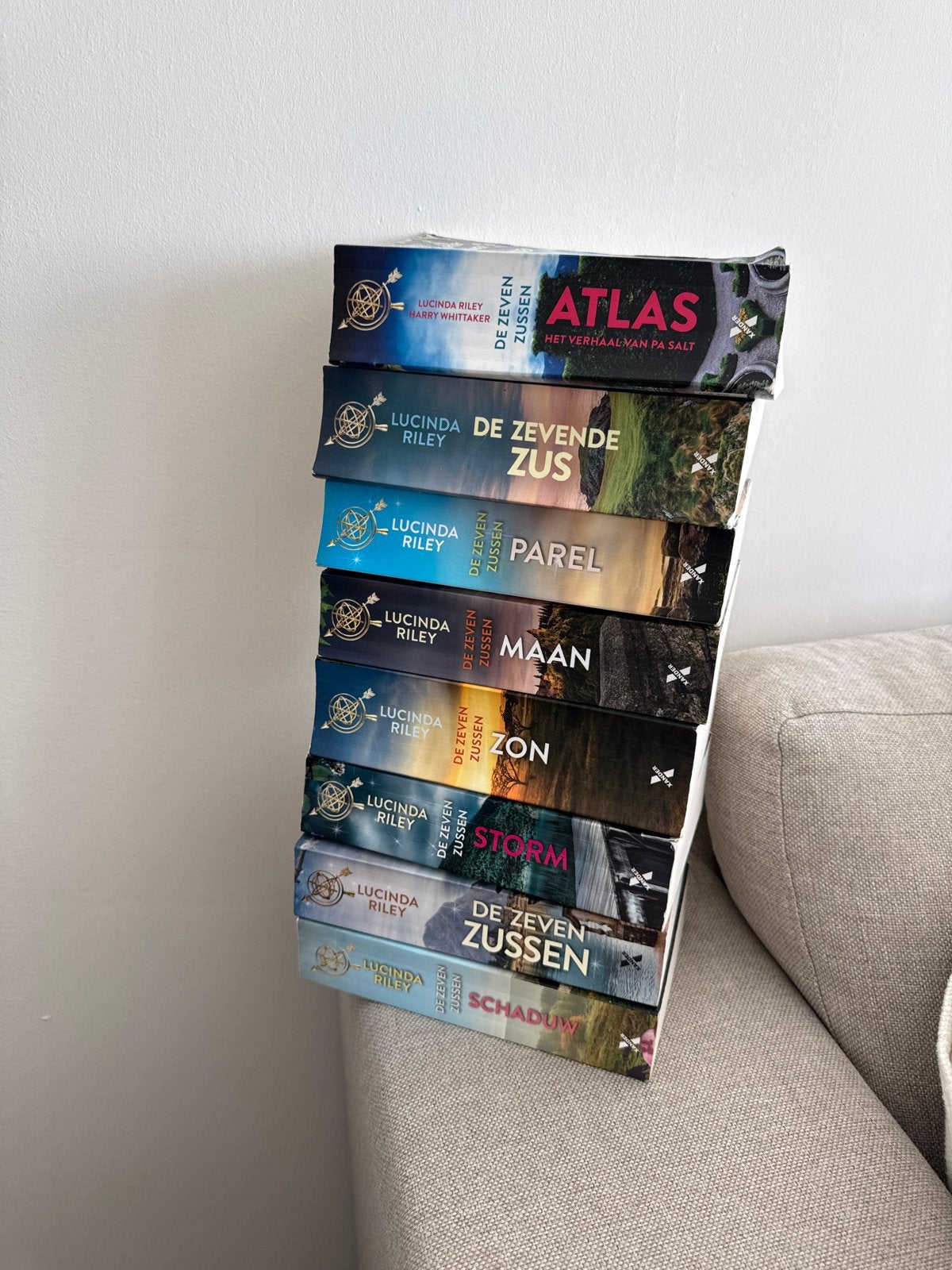 De Zeven Zussen serie - Lucinda Riley (8 boeken), Boeken, Romans, Ophalen of Verzenden, Gelezen, Nederland