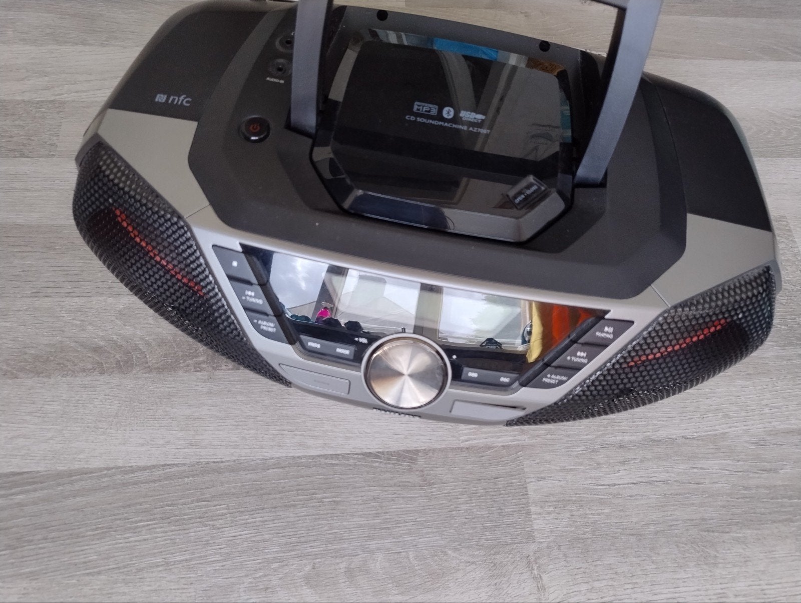 Philips CD Soundmachine AZ215R met Bluetooth en NFC, Ophalen