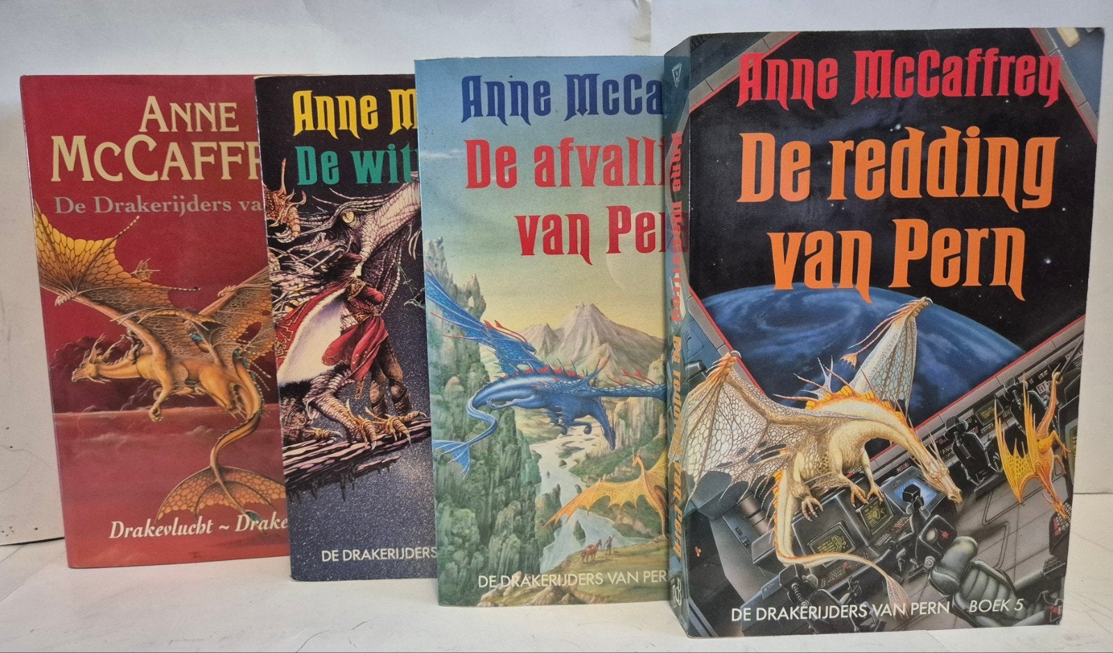 Anne McCaffrey 1t/m 5 Drakenruiters v Pern serie compl., Ophalen of Verzenden, Gelezen