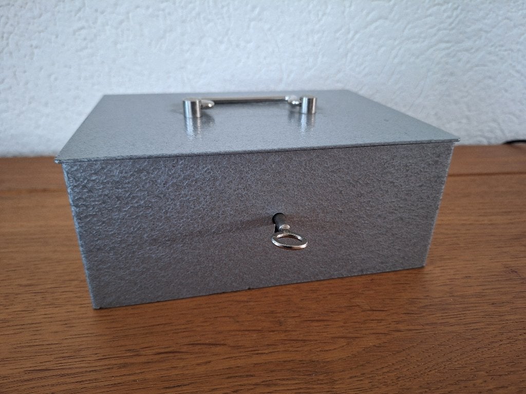 Geldkistje netjes, Verzamelen, Ophalen, Gebruikt, Metaal of Blik, Overige thema's