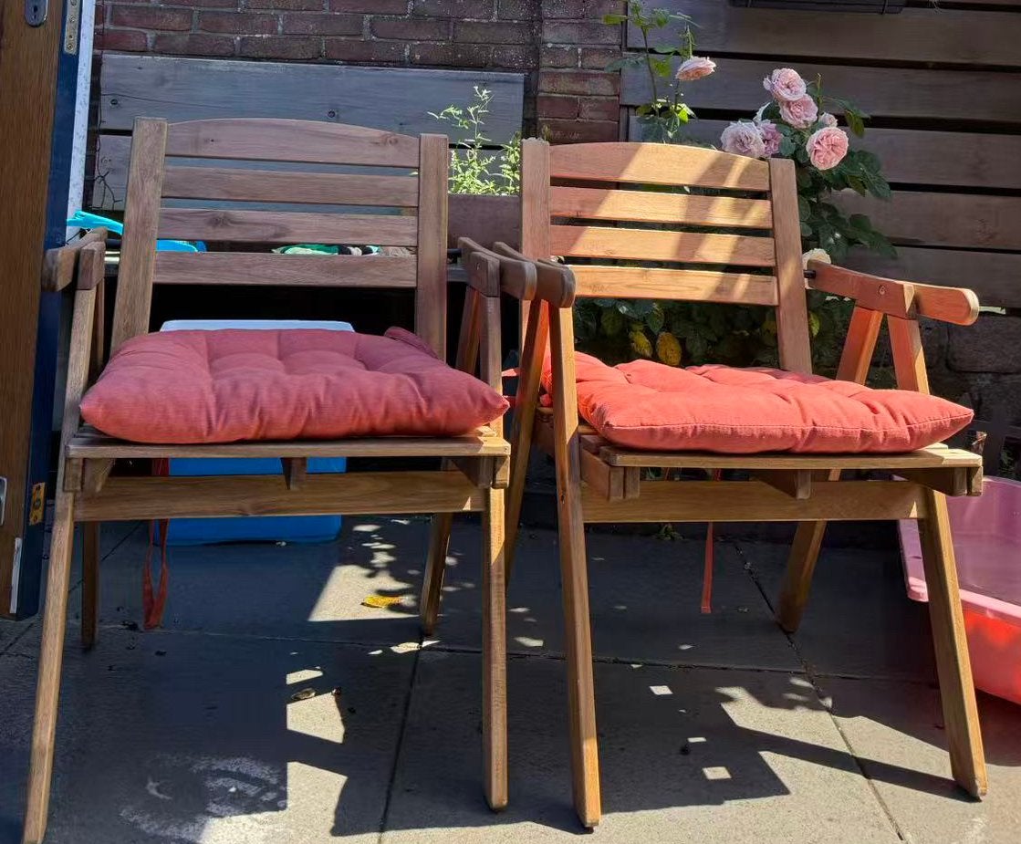 2 houten tuinstoelen inclusief kussens, Ophalen, Zo goed als nieuw, Hardhout, Tuinset