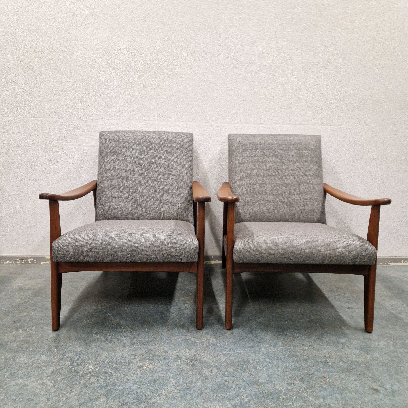 Set van 2 Vintage Deense Fauteuils - Teak & Grijs Stof, Nieuw bekleed, Minder dan 75 cm, Ophalen of Verzenden, Zo goed als nieuw