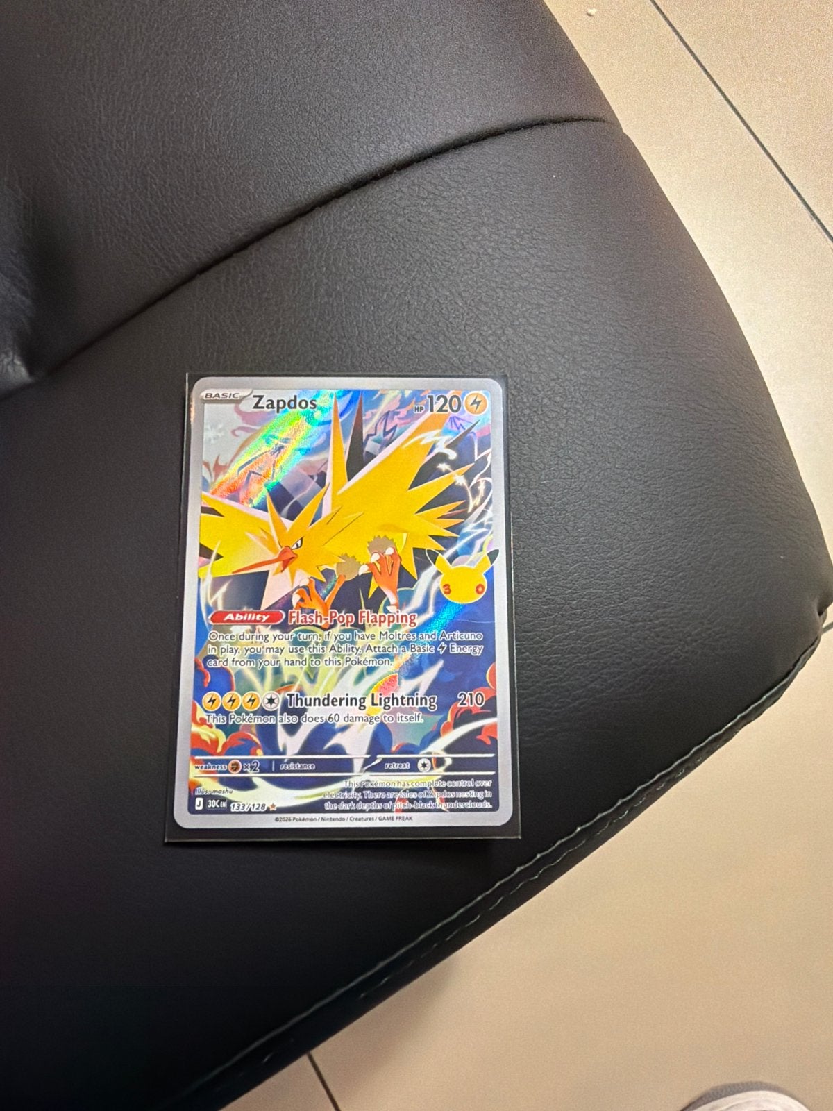 Pokémon Zapdos V Full Art Celebrations Kaart, Ophalen of Verzenden, Zo goed als nieuw, Losse kaart, Foil