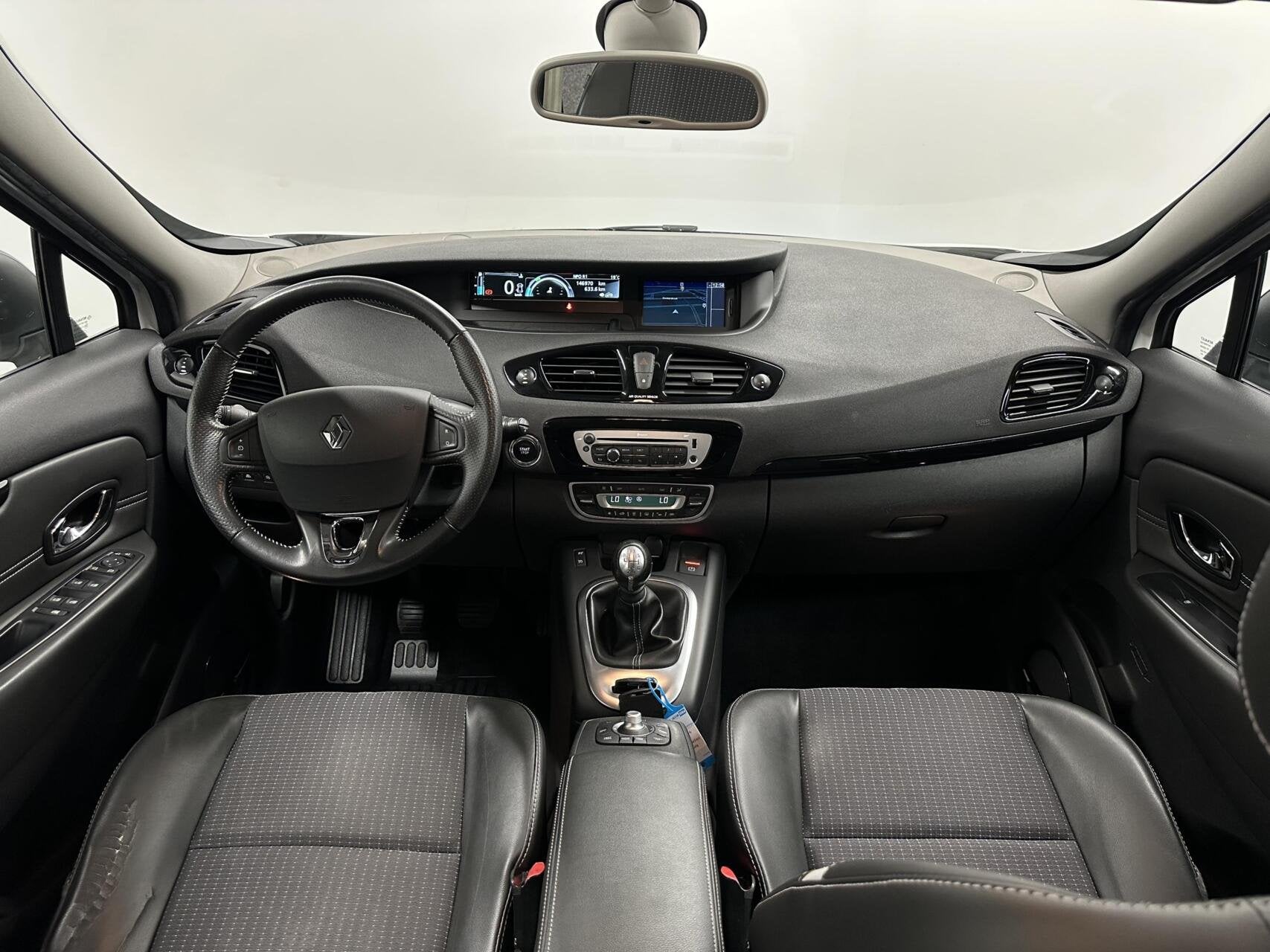 Renault Scenic 1.5 dCi Bose TREKHAAK NAVI CRUISE ECC LM., Auto's, Voorwielaandrijving, Euro 5, Stof, Gebruikt