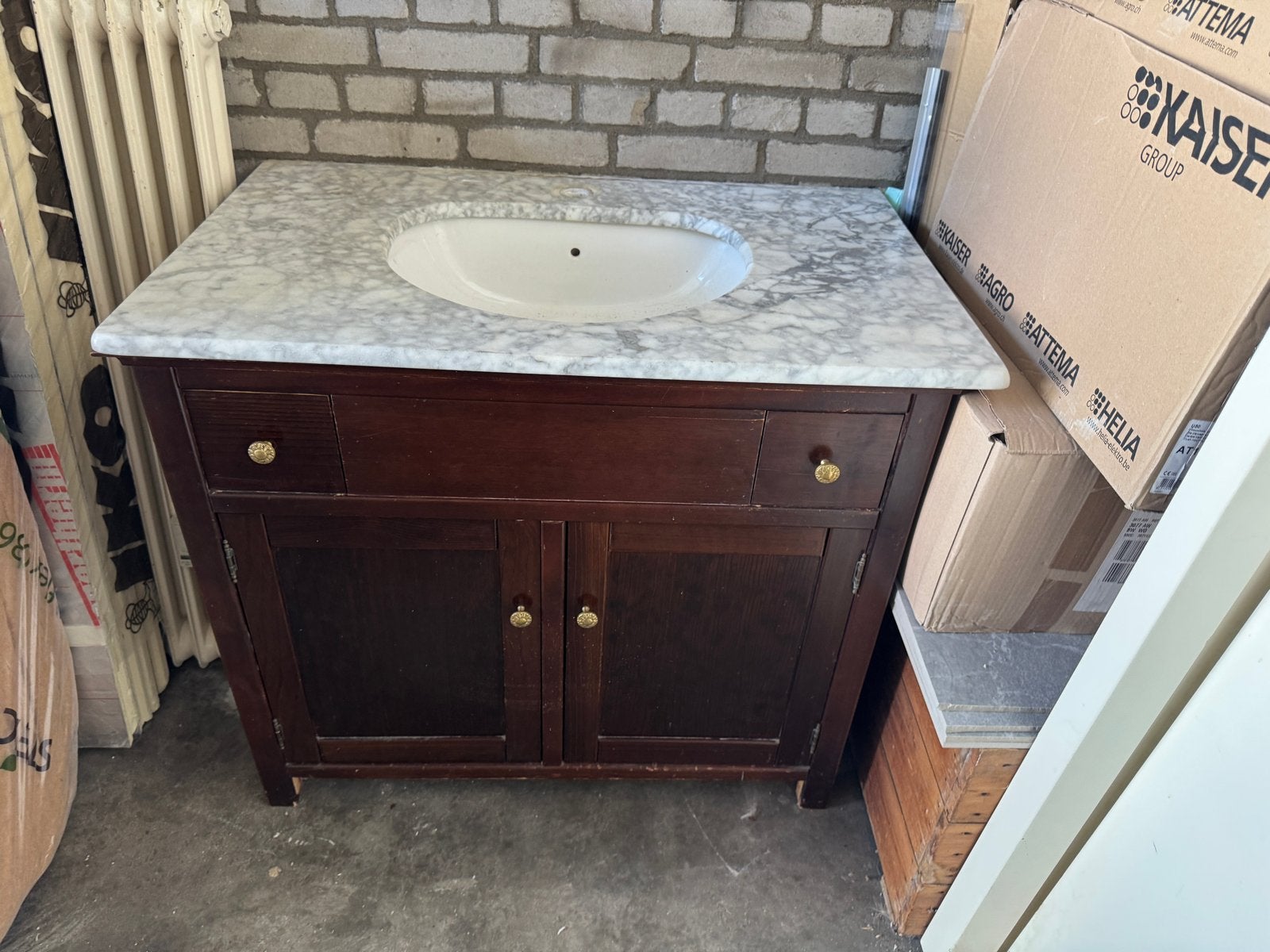 Klassiek wastafelmeubel met marmeren blad en spiegel, Huis en Inrichting, Badkamer | Badkamermeubels, Ophalen, Gebruikt, 50 tot 100 cm
