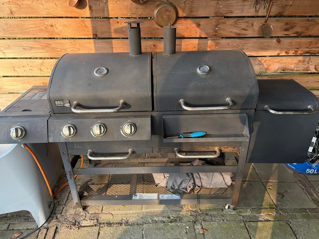 Grote BBQ met gas en houtskool grill en rookoven, Ophalen, Gebruikt