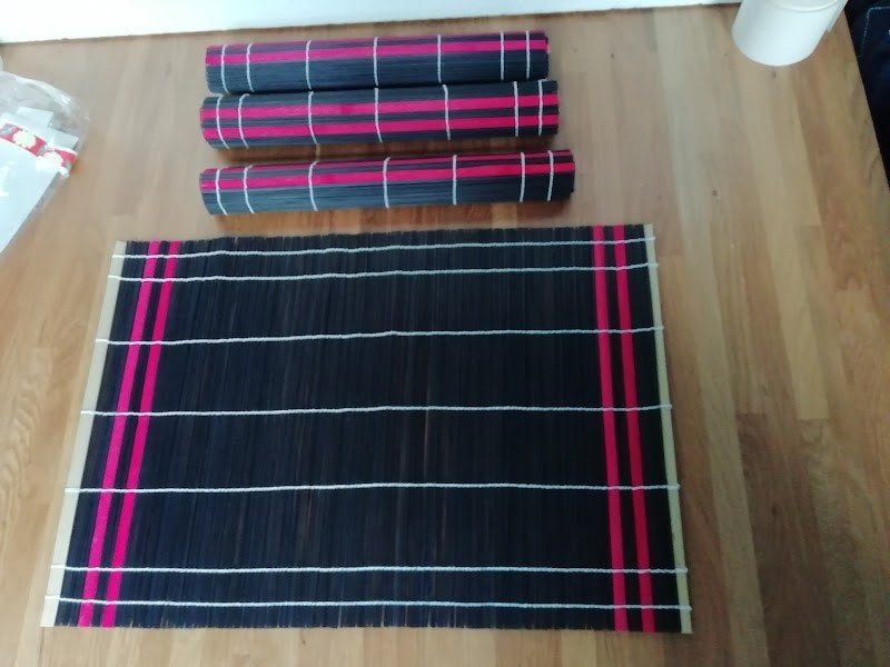 Set van 4 bamboe placemats - zwart met rode strepen 44x30cm, Overige typen, Nieuw, Ophalen of Verzenden, Natuurlijk materiaal