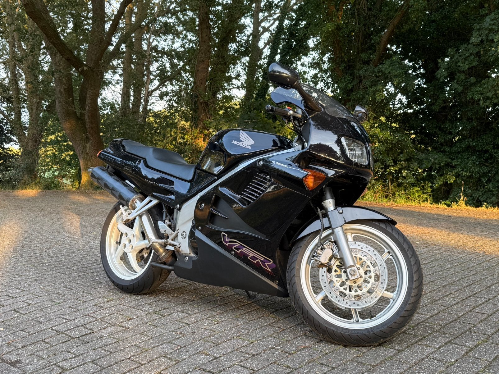 Honda VFR 750 F zwart, Sportuitlaat, 4 cilinders, Motorrijbewijs A, Gebruikt