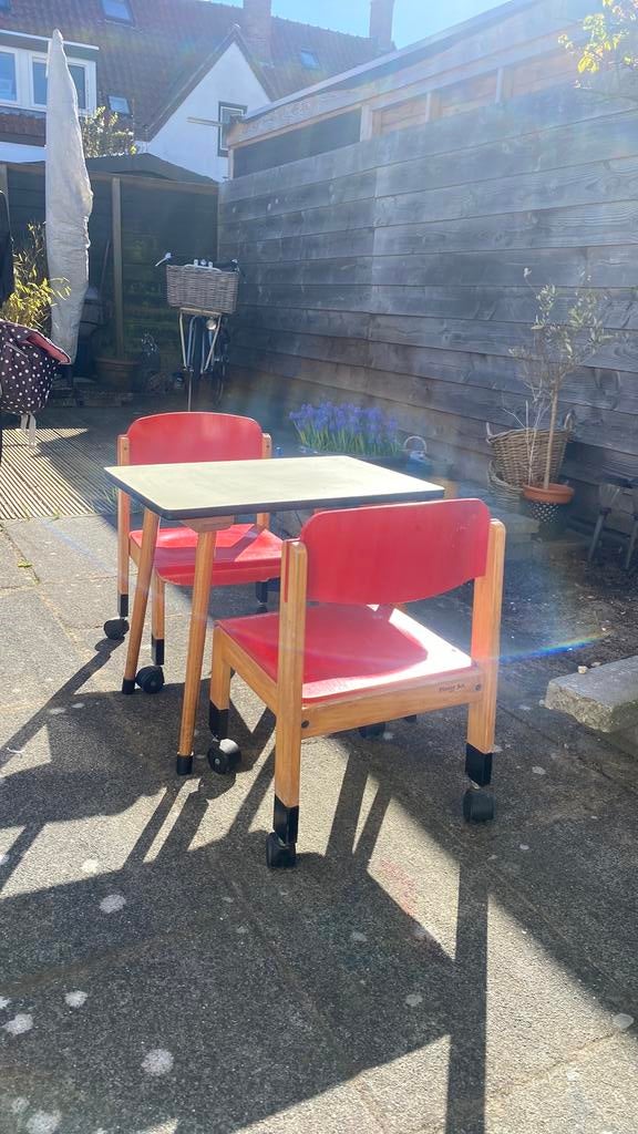 Geweldig setje tafeltje en 2 stoeltjes oud schoolmeubilair, Ophalen, Gebruikt