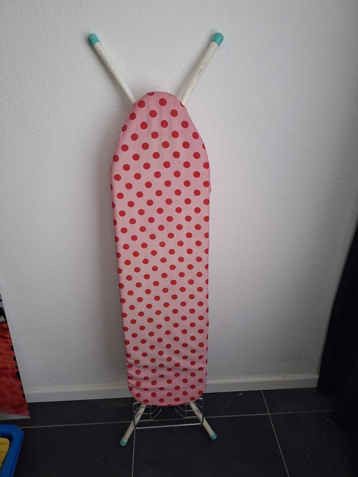 Strijkplank met roze hoes met rode stippen, Ophalen, Gebruikt