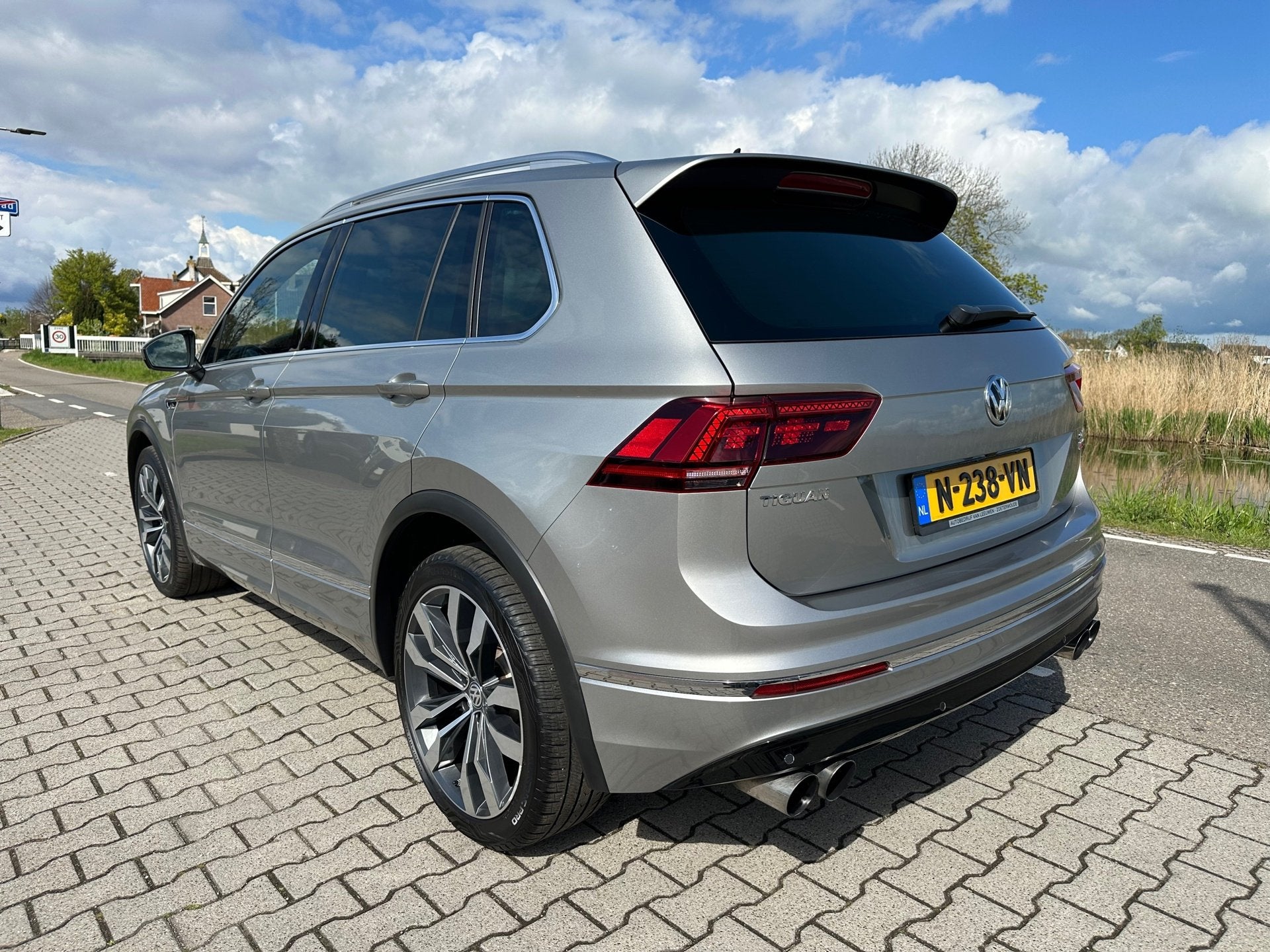 Volkswagen Tiguan 2.0 TSI 4Motion Highline R-Line, Panorama,, Auto's, Gebruikt, 4 cilinders, 2500 kg, Leder