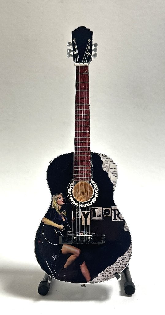 Taylor Swift foto zittend miniatuur gitaar 25cm mini guitar, Info@deconoord.nl, Deco Noord, Nieuw, Ophalen of Verzenden