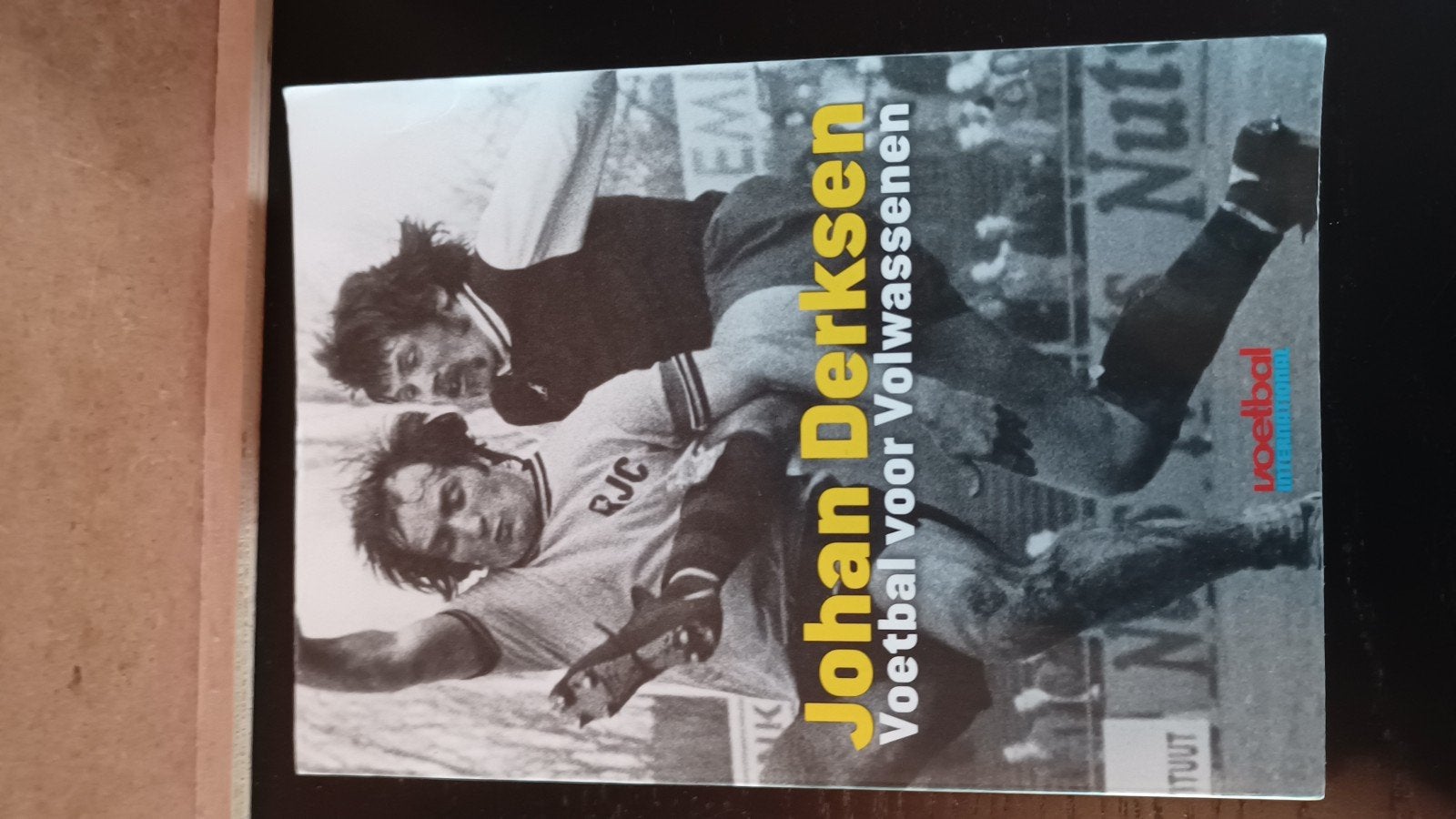boek Johan Derksen: Voetbal voor Volwassenen, Ophalen of Verzenden, Gelezen, Johan Derksen, Balsport