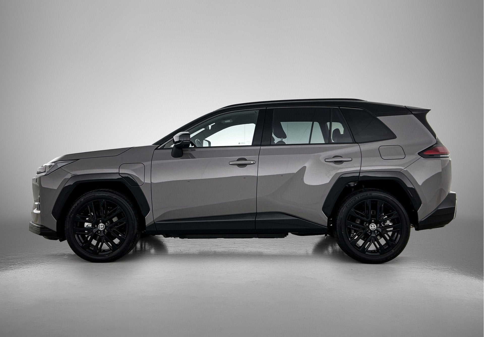 Toyota RAV4 2.5 Plug-in Hybrid 270 First Edition | Nieuw Mod, 12 maanden, Gebruikt, Zwart, 4 cilinders