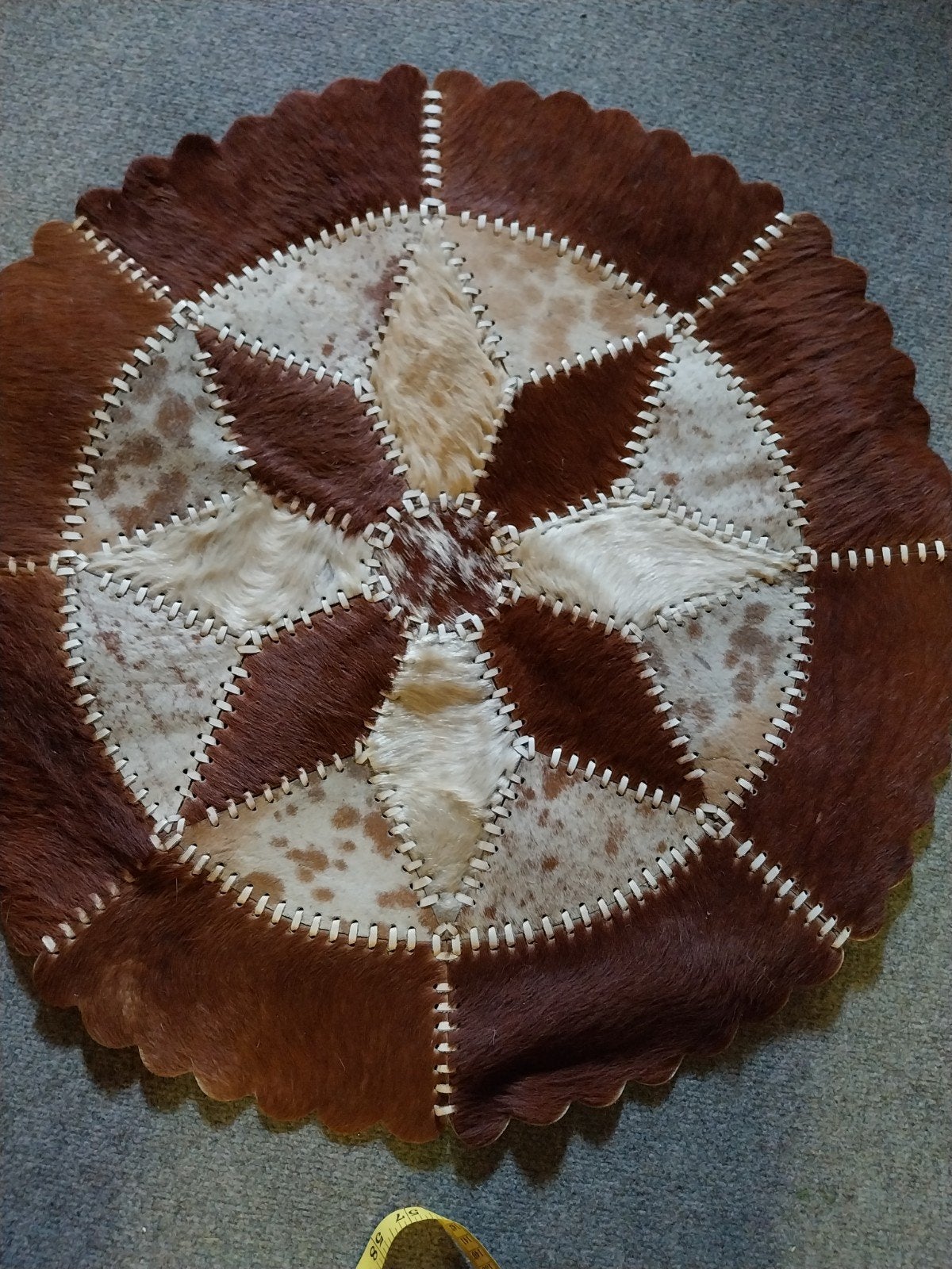 Dierenhuid kleed, Ophalen, Rond
