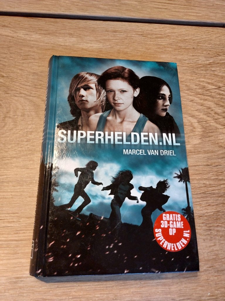Jeugdboek Superhelden punt NL - Marcel van Driel, Boeken, Ophalen of Verzenden, Gelezen