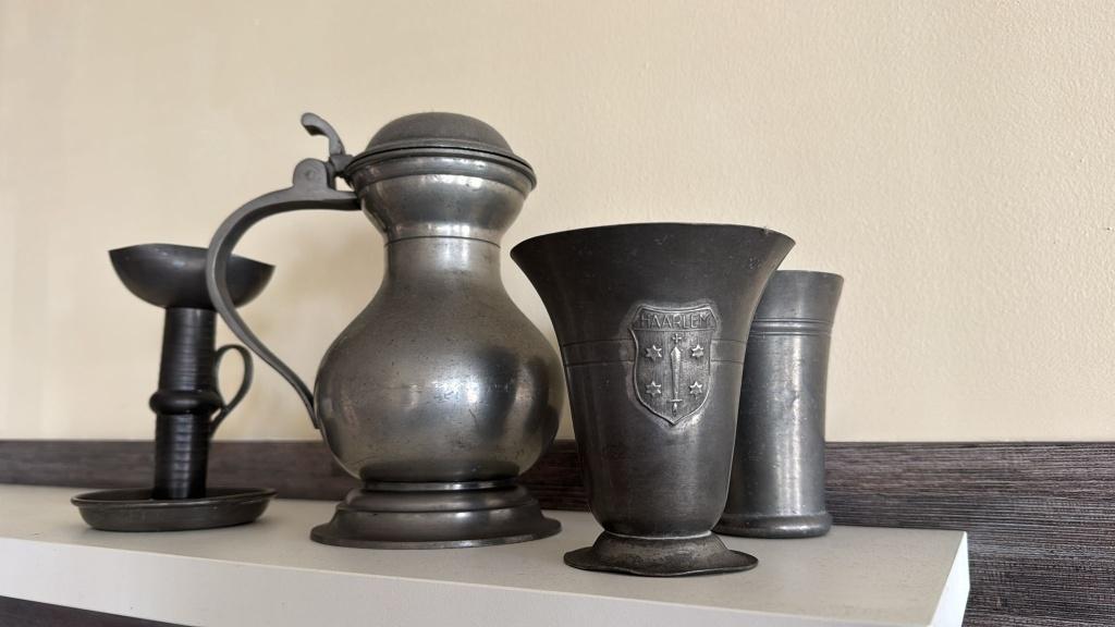 Meerdere tinnen voorwerpen, bekertje, vaas, kan en kandelaar, Antiek en Kunst, Antiek | Tin, Ophalen of Verzenden