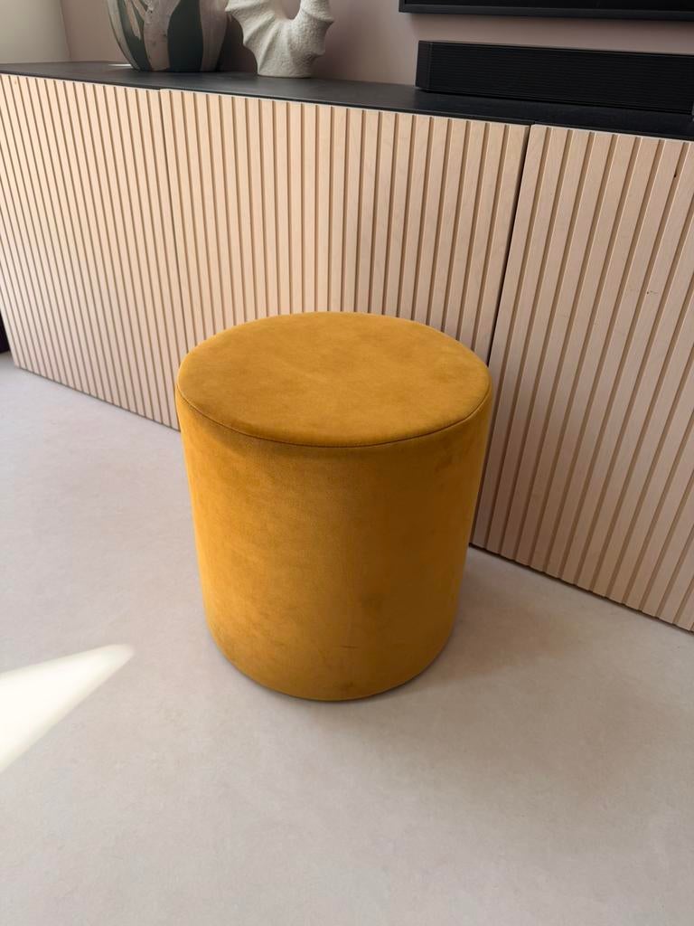 Gele ronde velvet poef/hocker, Huis en Inrichting, Banken | Voetenbanken en Poefen, Ophalen, Minder dan 50 cm, Rond, Minder dan 50 cm
