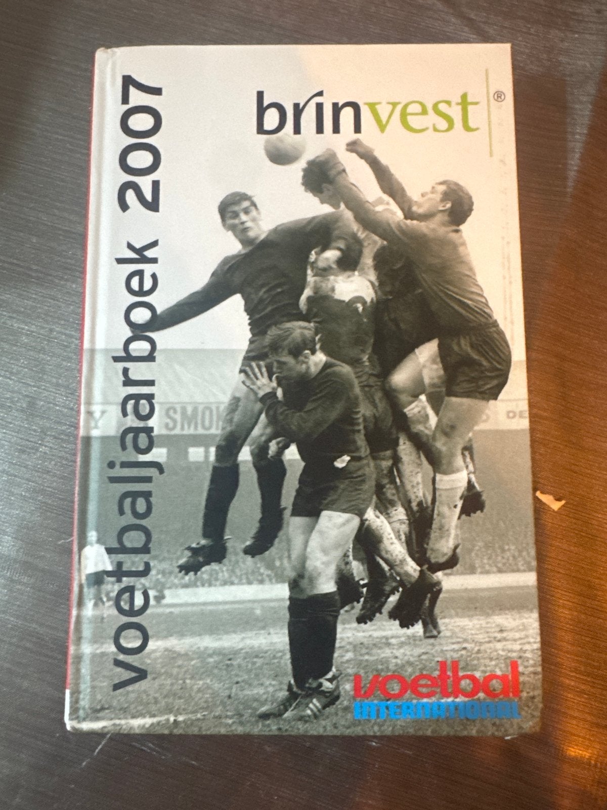 Voetbaljaarboek 2007 Voetbal International - Brinvest, Boeken, Ophalen of Verzenden, Gelezen, Balsport