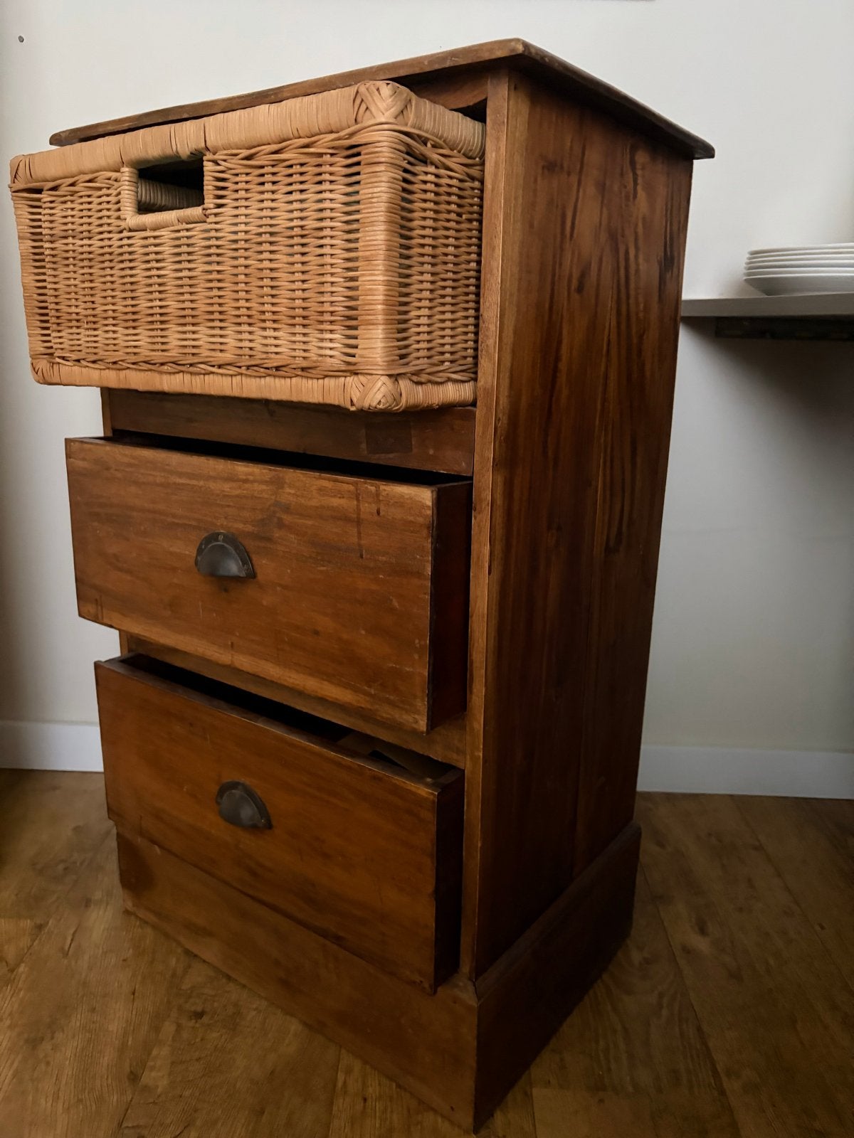Houten kastje met rieten mand en lades, Huis en Inrichting, Kasten | Ladekasten, Ophalen, Gebruikt, 1 of 2 laden, 50 tot 100 cm
