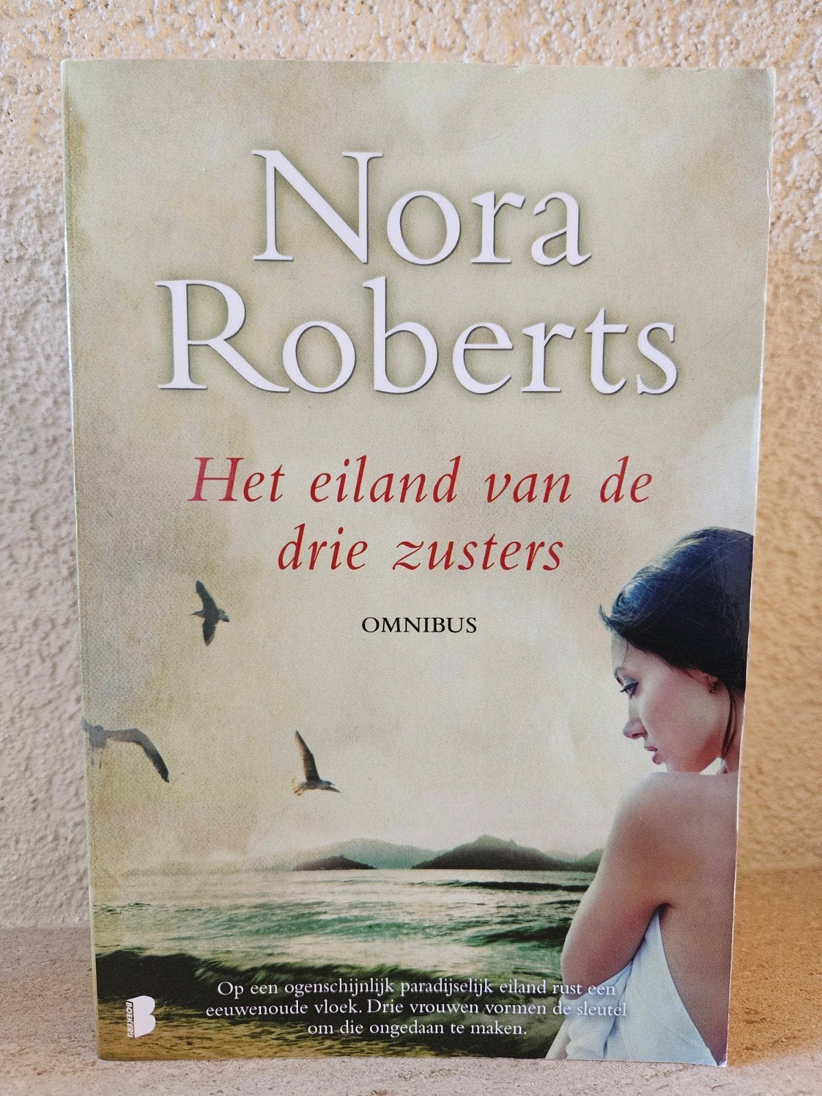 Nora Roberts - Het eiland van de drie zusters (Omnibus), Ophalen of Verzenden, Zo goed als nieuw, Nora Roberts, Nederland