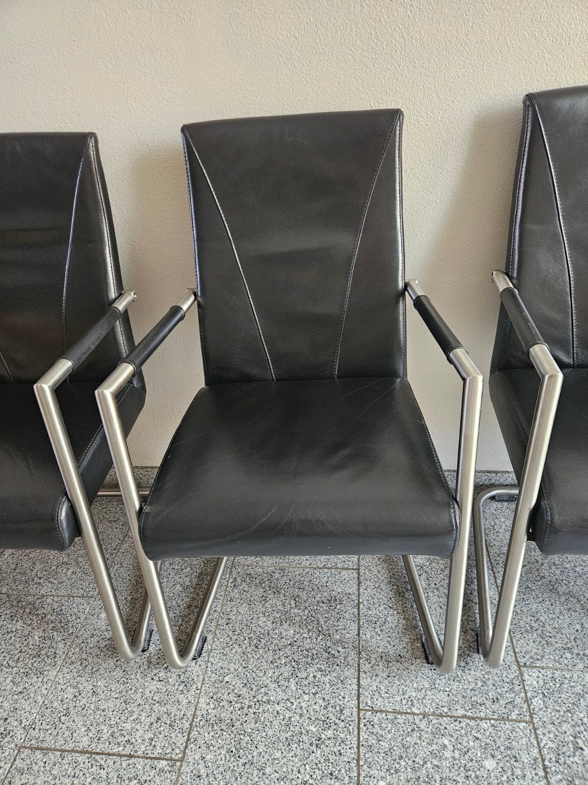 6 Eetkamerstoelen met armleuning, RVS, zwart leer, €15 p st., Huis en Inrichting, Stoelen, Ophalen, Gebruikt, Zwart, Leer