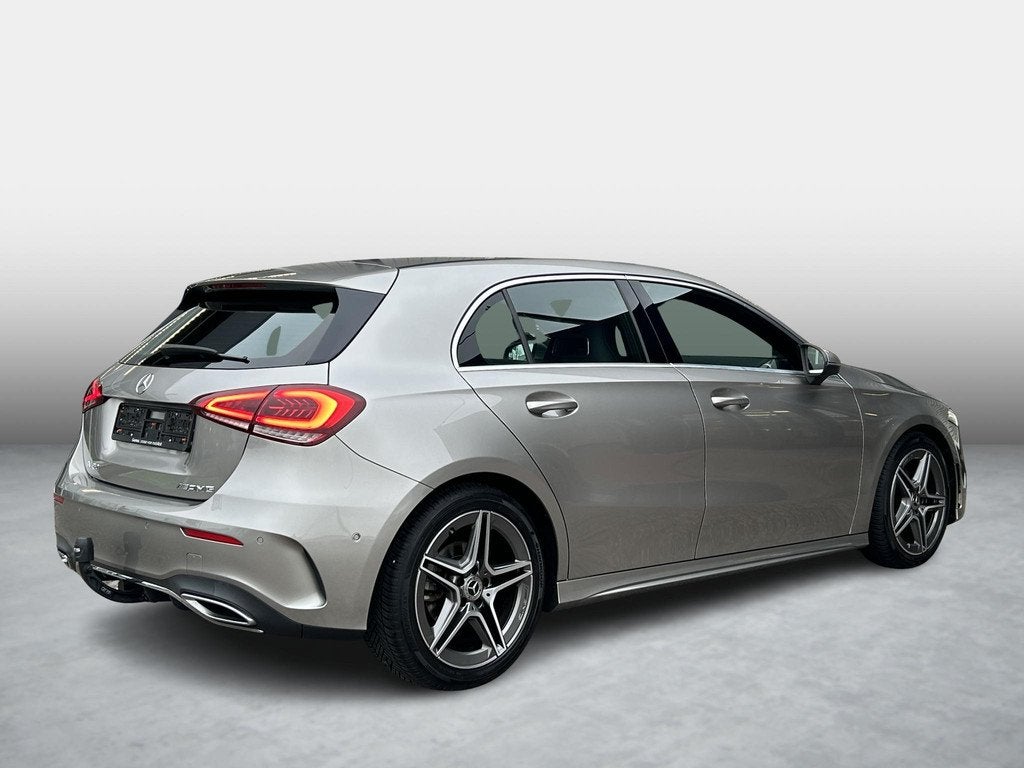 Mercedes-Benz A-klasse 180 Business Solution AMG | Trekhaak, Auto's, Mercedes-Benz, 136 pk, Gebruikt, 4 cilinders, Leder en Stof
